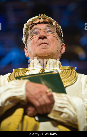 Erzdruide von Gorsedd Barden auf der Bühne während einer Zeremonie in der National Eisteddfod of Wales jährliche walisische Kulturfestival Stockfoto