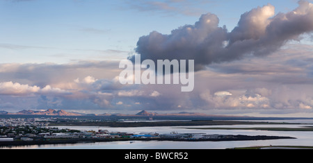 Blick Richtung Kopavogur, Gardabaer und Hafnarfjordur, alles Teil des Großraum Reykjavik. Gesehen von Reykjavik, Island Stockfoto