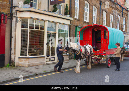 Ankunft in High Street Upppingham Rutland Kesselflicker Stockfoto