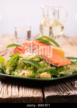 Lachsfilet und Couscous, garniert mit frischem Salbei Stockfoto