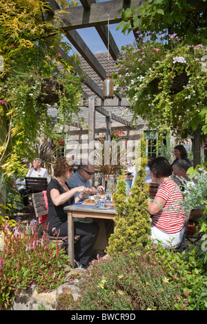Speisen im Freien im The Olive Branch, Clipsham, Rutland. Stockfoto