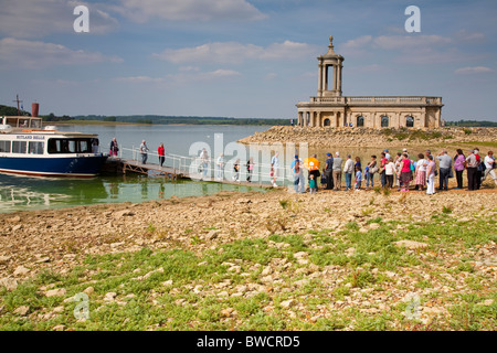 Blick über Rutland Water, in der Nähe von Oakham, Rutland, England und Normanton Kirche. Stockfoto