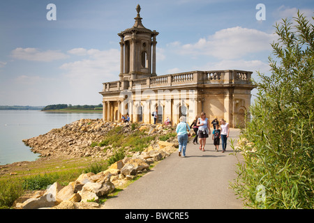 Blick über Rutland Water, in der Nähe von Oakham, Rutland, England und Normanton Kirche. Stockfoto