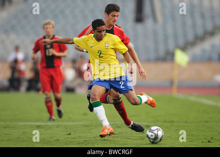 KAIRO - 10. OKTOBER: Douglas von Brasilien (2) in Aktion während eines Viertelfinales der FIFA U-20-Weltmeisterschaft gegen Deutschland am 10. Oktober 2009 im Kairoer International Stadium in Kairo, Ägypten. Nur redaktionelle Verwendung. Kommerzielle Nutzung verboten. (Foto: Jonathan Paul Larsen / Diadem Images) Stockfoto