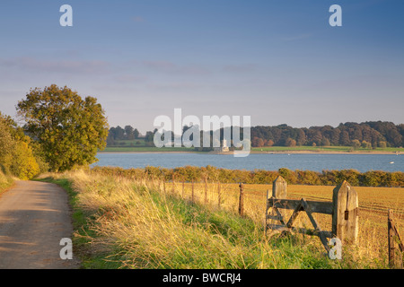 Blick über Rutland Water, in der Nähe von Oakham, Rutland, England Normanton Kirche. Stockfoto