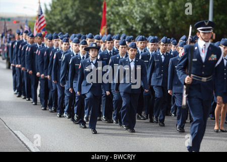 Mitglieder des Trainingsprogramms Bowie High School Junior Air Force ROTC marschieren in der Veteran-Day-Parade in Austin. Stockfoto