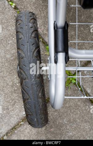 Beschädigte Rad auf ein Baby Kinderwagen. Es wurde eine kommerzielle Fluggesellschaft während des Transports beschädigt. Stockfoto