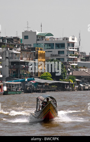 Thailand long tail Boot - Eine traditionelle Long tail Boot auf dem Chao Phraya in Bangkok, Thailand, South East Asia. Stockfoto