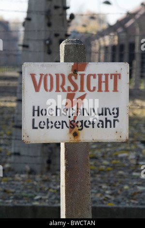 Museum im NS-Konzentrationslager Auschwitz - "high Voltage" Worning vor Stacheldrahtzäune. Stockfoto