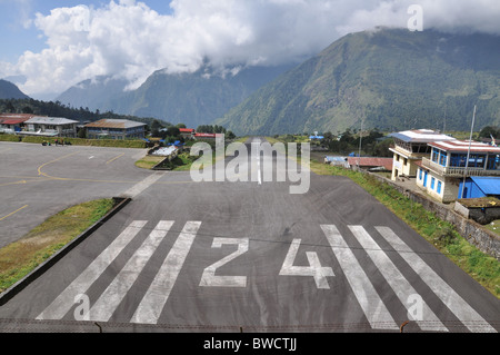 Der Flughafen in Lukla, Nepal - der Beginn der Everest trekking trail Stockfoto