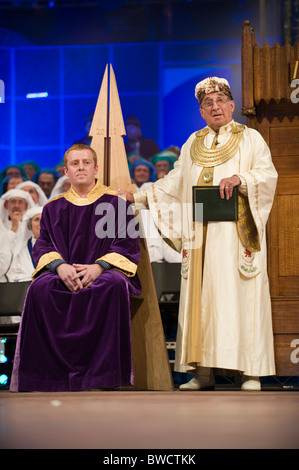 Unter dem Vorsitz Bard auf der Bühne während einer Zeremonie am National Eisteddfod of Wales Stockfoto