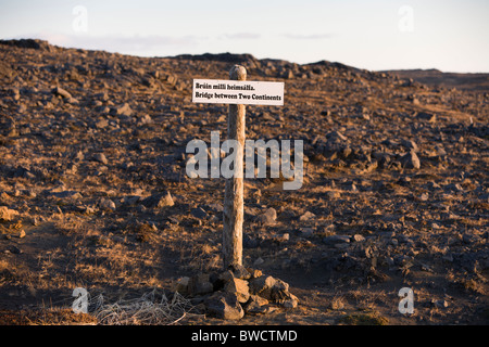 Schild mit der Aufschrift "Brücke zwischen zwei Kontinenten", in der Nähe der Stadt Hafnir, Suðurnes (Reykjanes), Island. Stockfoto