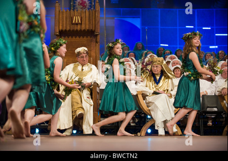 Blume Mädchen tanzen auf der Bühne während einer Zeremonie in der National Eisteddfod of Wales jährliche walisische Kulturfestival Stockfoto