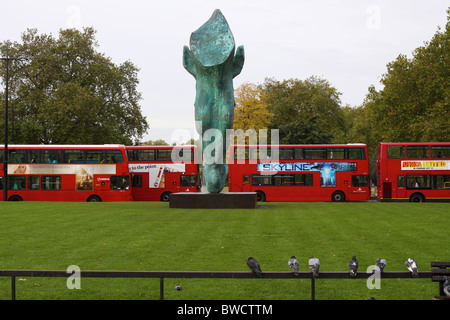 Londoner Busse hintereinander mit Reihe von Tauben im Vordergrund durch Hyde Park London Stockfoto