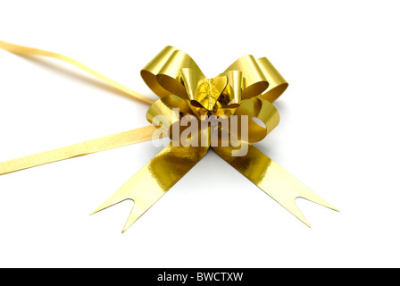 Goldene Knoten isoliert auf weißem Hintergrund. Stockfoto
