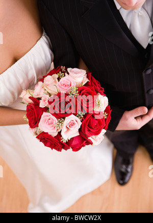 USA, Illinois, Metamora, Braut und Bräutigam mit Blumenstrauß Stockfoto