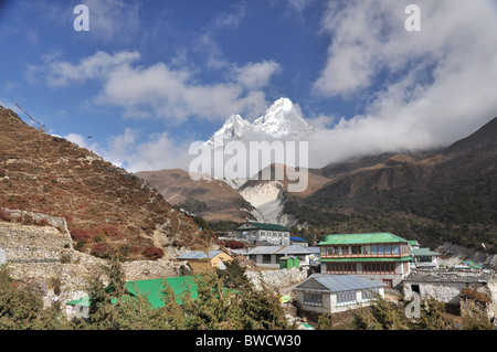 Der Himalaya Gipfel der Ama Dablam im Hintergrund hinter dem Dorf von Pheriche Stockfoto