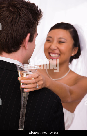 USA, Illinois, Metamora, Braut und Bräutigam umarmt mit Champagner Stockfoto