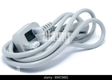 Ungenutzte graue Kabel für Computer. Isoliert auf weißem Hintergrund mit Schatten. Stockfoto