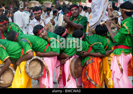 Indian Festival drumming Straßenkünstler an Sathya Sai Baba 85. Geburtstag feiern in Puttaparthi, Andhra Pradesh, Indien Stockfoto