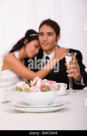 USA, Illinois, Metamora, Studioaufnahme von Braut und Bräutigam mit Blumen im Vordergrund Stockfoto