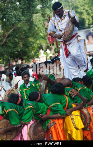 Indian Festival drumming Straßenkünstler an Sathya Sai Baba 85. Geburtstag feiern in Puttaparthi, Andhra Pradesh, Indien Stockfoto