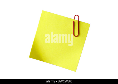 Gelbe klebrige Briefpapier mit rote Büroklammer isoliert auf weiss. Leeren Raum für Ihr Design oder Text. Stockfoto