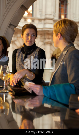 Frauen networking-Event in einer bar Stockfoto