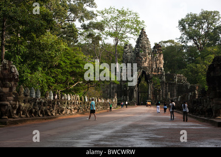 Tempel von Angkor Thom. Südtor und Brücke. Stockfoto