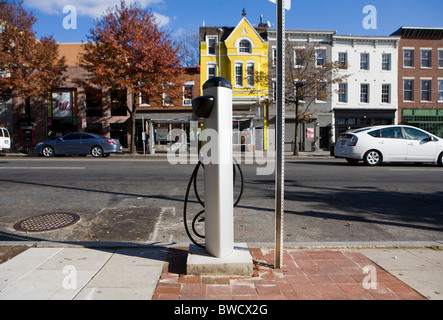 Eine Ladestation für Elektroautos Bahnhof und Parkplatz. Stockfoto