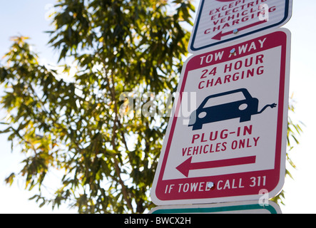 Eine Ladestation für Elektroautos Bahnhof und Parkplatz. Stockfoto