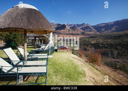 Liegestühle am Cathedral Peak Hotel, Cathedral Peak Nature Reserve, Ukhahlamba Drakensberg Park, KwaZulu-Natal, Südafrika Stockfoto