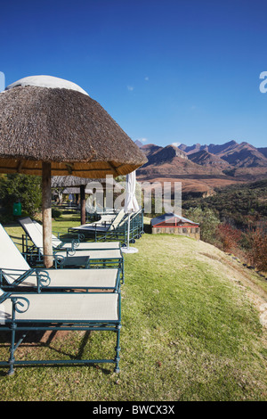 Liegestühle am Cathedral Peak Hotel, Cathedral Peak Nature Reserve, Ukhahlamba Drakensberg Park, KwaZulu-Natal, Südafrika Stockfoto