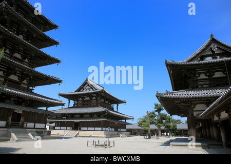 Horyuji Kloster, Sain mit Pagode (693), Kondo (700), Horyu-Ji, Ikaruga (in der Nähe von Nara), Japan Stockfoto