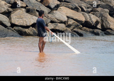 Sri Lanka Fischer sein Netz in seichtem Wasser abrufen Stockfoto