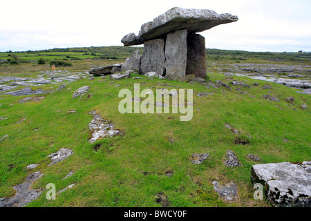 Poulnabrone Dolmen (3000 v. Chr.), The Burren, County Clare, Irland Stockfoto