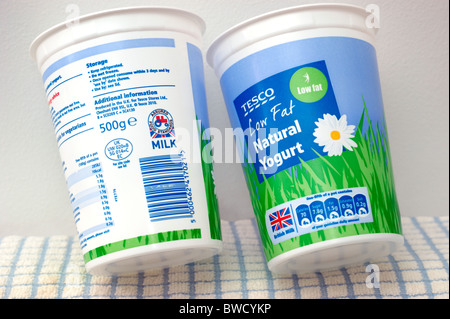 Tesco fettarmer Natur Joghurt mit britischen Logo & der kleine rote Traktor-symbol Stockfoto
