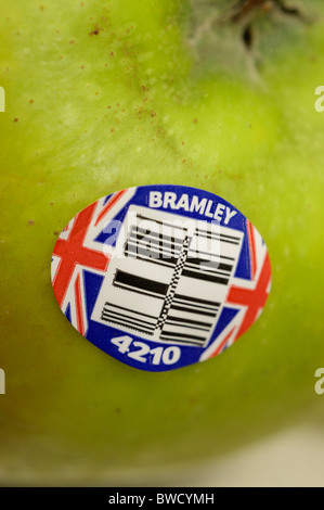 Bramley Kochen Apfel mit einem britischen Union Jack Logo-Schild Stockfoto