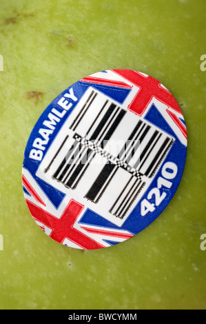 Bramley Kochen Apfel mit einem britischen Union Jack Logo-Schild Stockfoto