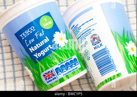 Tesco fettarmer Natur Joghurt mit britischen Logo & der kleine rote Traktor-symbol Stockfoto