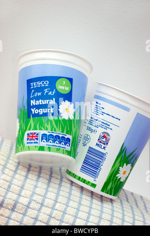 Tesco fettarmer Natur Joghurt mit britischen Logo & der kleine rote Traktor-symbol Stockfoto