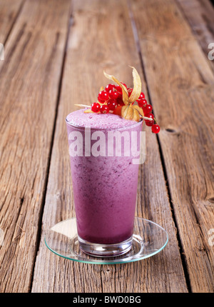 Glas von Blueberry Smoothie auf Holztisch Stockfoto