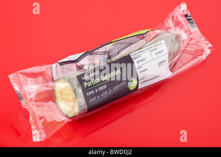 Sainsbury Zellophan eingewickelt Portion Gurken importiert Spanien Eurocastell Stockfoto