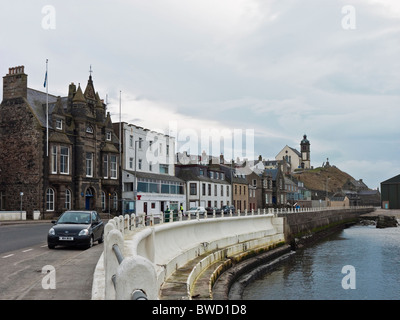 Ufer-Straße an der Harbourfront mit Rathaus und Pfarrkirche, Macduff, Aberdeenshire, Schottland, Vereinigtes Königreich Stockfoto