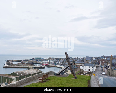 Blick über Maduff Hafen von Church Street mit Bank und großer Anker in den Vordergrund, Macduff, Aberdeenshire, Schottland Stockfoto