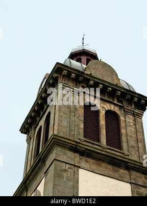 Glockenturm der Pfarrkirche Macduff, mit Ziffernblatt mit Blick auf Banff entfernt aufgrund einer Fehde, Macduff, Aberdeenshire, Schottland, Vereinigtes Königreich Stockfoto