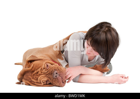 Junge Frau mit ihrem Hund auf dem Boden spielen Stockfoto