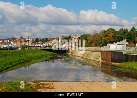 Karottenhosenträger Wehr Flut Verteidigung System, Exeter, Devon, England Stockfoto