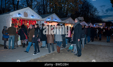 Paris, Frankreich, Weihnachtseinkäufe, eine große Menschenmenge, die den traditionellen Weihnachtsmarkt auf der Street at Night, Avenue des Champs Elysees besucht Stockfoto