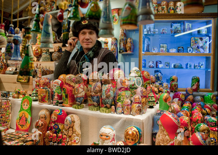 Paris, Frankreich, Weihnachtseinkäufe, russische Puppen, auf dem traditionellen Weihnachtsmarkt auf den Champs Elysees, Straßenverkäufer, Nachtarbeit, bunte Objekte Stockfoto